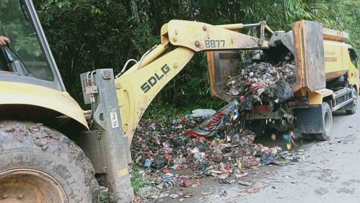 Tumpukan sampah di pinggir jalan Kecamatan Ciracap, Kabupaten Sukabumi, sudah diangkut. | Foto: Istimewa