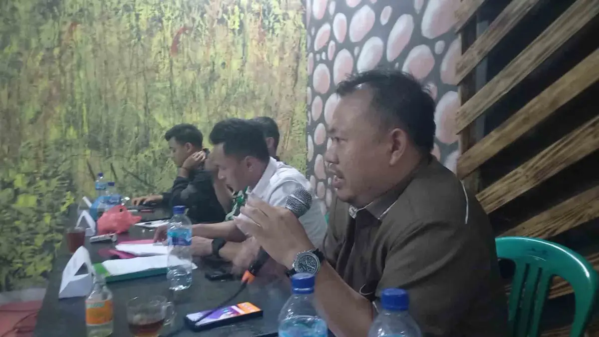 Anggota DPRD Kabupaten Sukabumi Badru Dudu Mustofa saat mengikuti audiensi antara warga Lengkong dan PT Clariant perihal CSR. (Sumber : SU/Ragil)