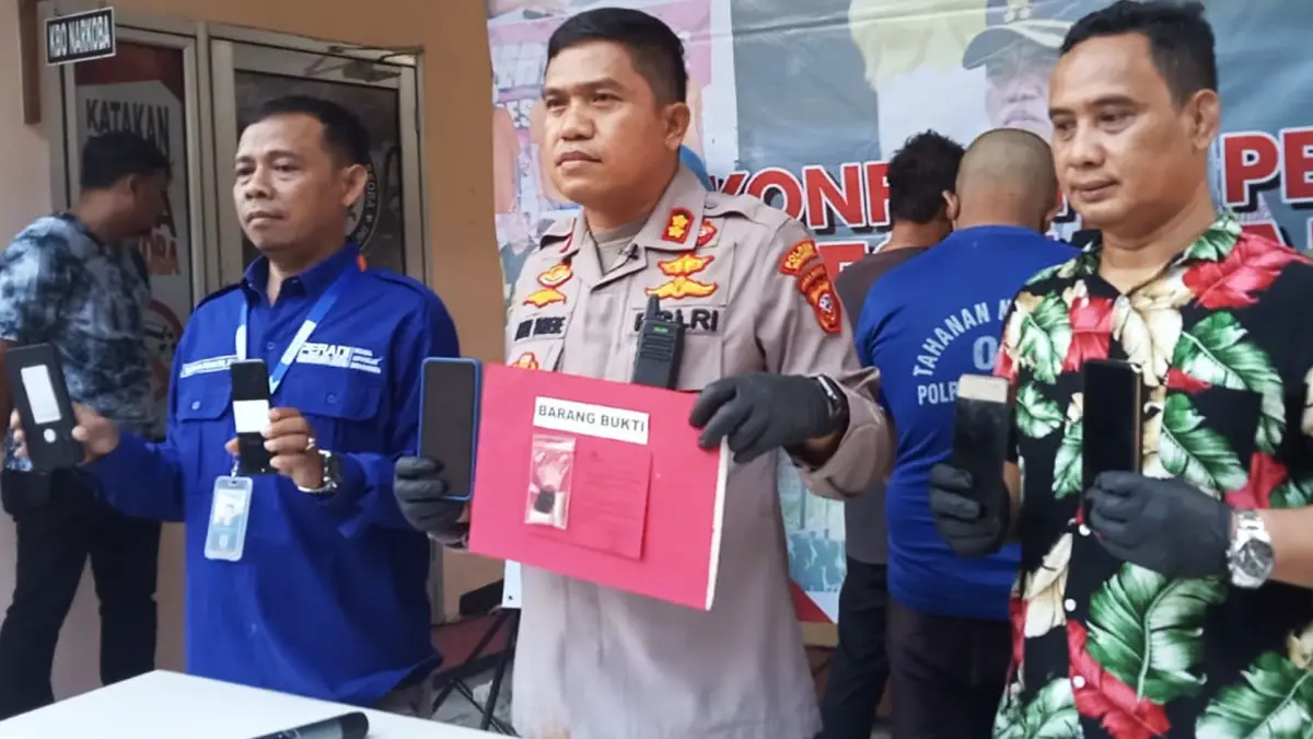 Kapolres Sukabumi AKBP Maruly Pardede menunjukan barang bukti kasus narkoba jenis sabu. Terdapat oknum Panwascam Pemilu yang terjerat kasus tersebut.