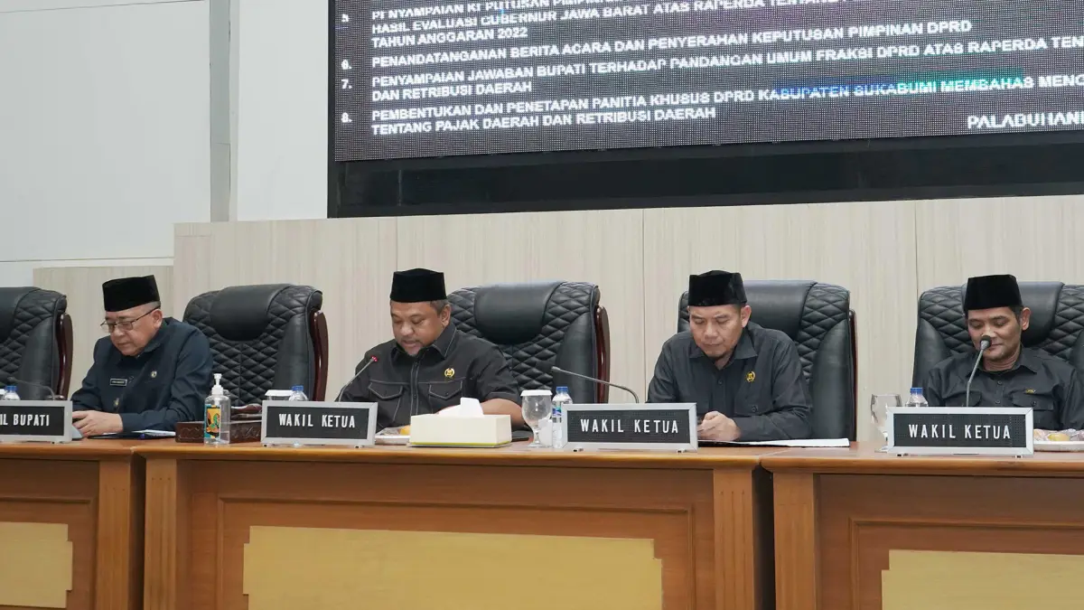Pimpinan DPRD Kabupaten Sukabumi beserta Wabup Iyos dalam Rapat Paripurna ke-16 Senin 7 Agustus 2023. (Sumber : Istimewa)